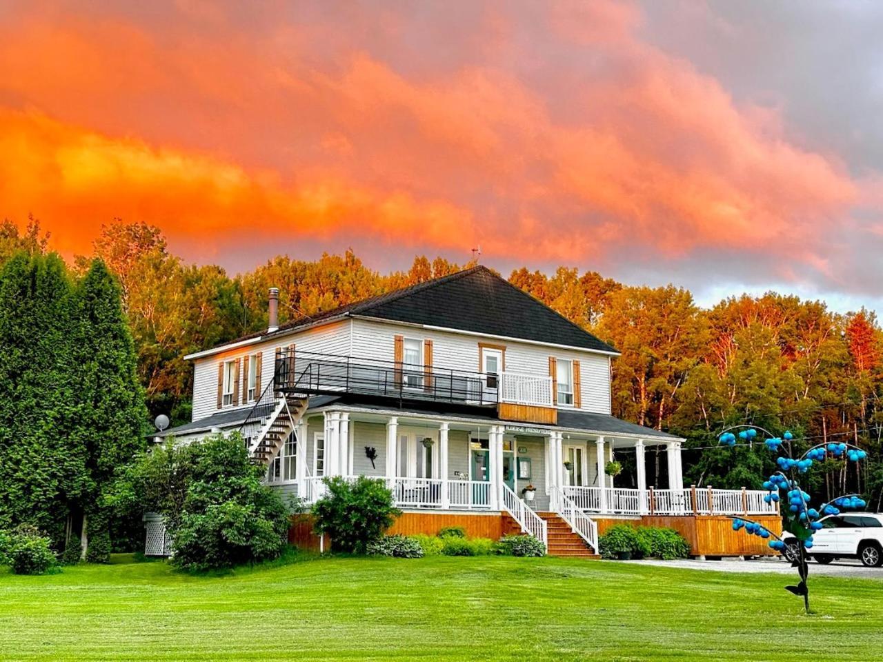 Auberge Presbytere Mont Lac-Vert Hébertville Exterior foto